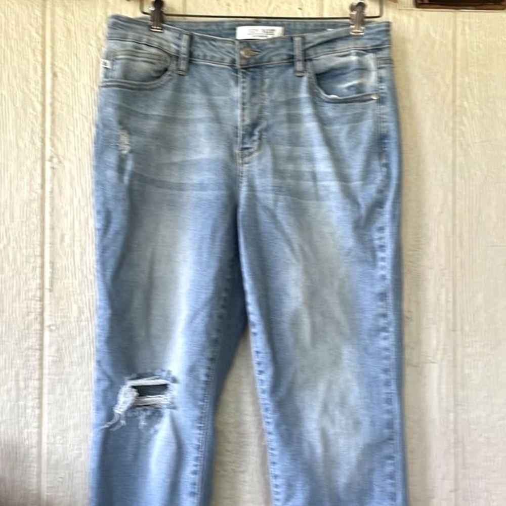Judy Blue 11/30 Midrise boyfriend Shark bite hem Jeans. Destroyed/light wash